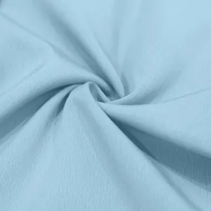 Macro-opname van lichtblauwe ademende katoenen stof voor casual herenbroeken