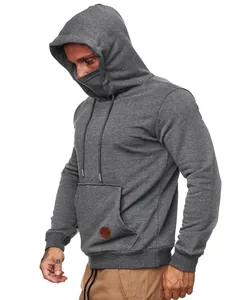 Dettaglio di felpa con cappuccio grigio scuro da uomo con maschera protettiva integrata.