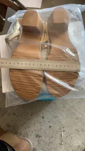 Vista detallada de la medición del ancho de suela para sandalias doradas de talla 43