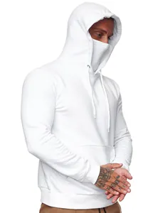Dettaglio di felpa bianca da uomo con cappuccio e maschera facciale integrata.
