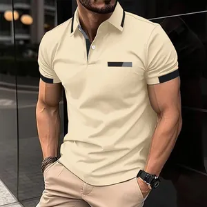 Detailansicht eines lässigen Herren-Poloshirts mit Fake-Tasche und Knopf-Reverskragen