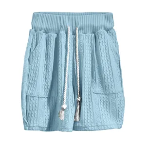 Detailansicht hellblaue Strickshorts mit Zopfmuster, Jacquard-Struktur und Kordelzug