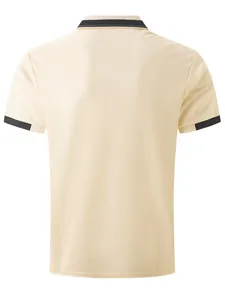 Rückansicht eines cremefarbenen Herren-Poloshirts mit schwarzen Kontrastbändern