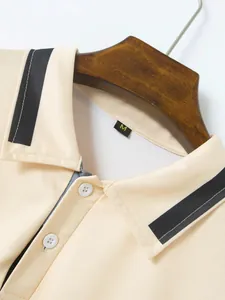 Detailansicht eines beigen Herren-Polohemd-Kragens mit schwarzen Streifen und Knöpfen