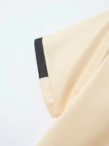 Detailansicht des atmungsaktiven Mesh-Gewebes und der schwarzen Manschette eines Polo-Shirts