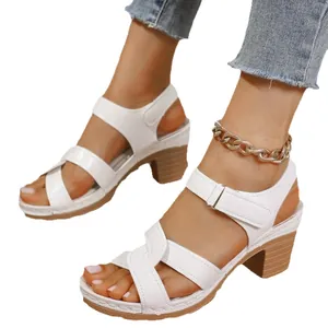 Elegantes sandalias blancas de tacón alto con tiras cruzadas y cierre de velcro ajustable