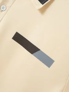 Makroansicht des atmungsaktiven Gewebes und geometrischen Musters eines beigen Polo-Shirts