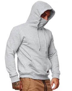Dettaglio felpa con cappuccio grigia da uomo con maschera facciale integrata.