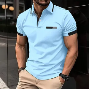 Detailansicht hellblaues Poloshirt mit Brusttaschen-Attrappe und Kontrastkragen