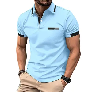 Detailansicht eines hellblauen Herren-Poloshirts mit schwarzem Brusttaschen-Design