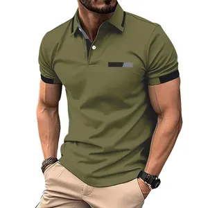 Detail eines olivgrünen Herren-Poloshirts mit Kontrastkragen und Brusttaschendesign.