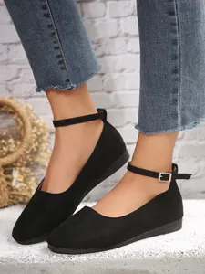 Elegante schwarze Wildleder-Ballerinas mit Knöchelriemen zu Jeanshosen