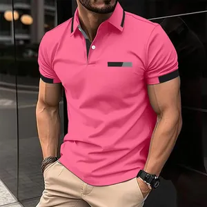 Detailansicht eines rosa Herren-Poloshirts mit dekorativer Tasche und Kontrastkragen