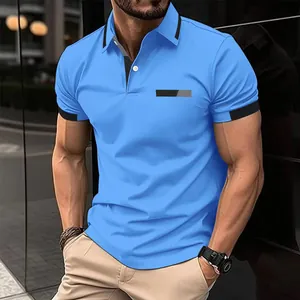 Detailansicht eines blauen Herren-Poloshirts mit Kontrastkragen und Zier-Brusttasche