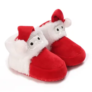 Detailansicht der weichen Plüsch-Babyschuhe im rot-weißen Weihnachtsmann-Design für Winter