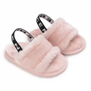 Vue détaillée des sandales en fourrure rose pour bébé avec bride arrière élastique