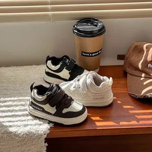 Zapatillas casuales para niños con suela blanda y cierres de velcro en varios colores