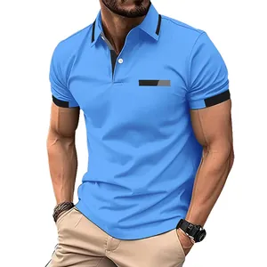 Detail eines blauen Herren-Poloshirts mit angedeuteter Tasche und Kontrastkragen