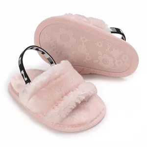 Vue détaillée de sandales en fourrure rose pour bébé avec semelle antidérapante à fleurs