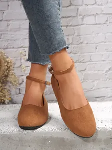 Schicke braune Wildlederballerinas mit verstellbarem Knöchelriemen für einen Stil.