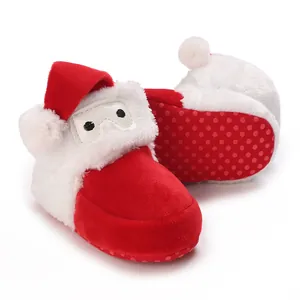 Detailansicht der roten Weihnachtsmann-Babyschuhe mit weichem Kunstfell und Rutschfestigkeit
