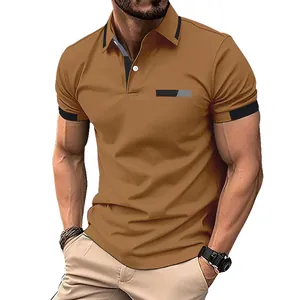 Herren Casual Kurzarm-Polohemd in Braun mit Ziertasche und Reversknöpfen in der Detailansicht