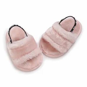 Vue détaillée de sandales roses douces et pelucheuses pour bébé avec bride élastique
