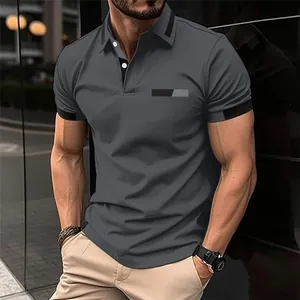 Lässiges dunkelgraues Herren-Poloshirt mit Taschenattrappe und schwarzen Akzenten