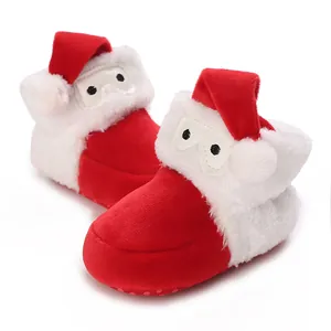 Detailansicht plüschiger Weihnachts-Babyschuhe mit weicher rutschfester Sohle für den Winter.