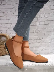 Braune Damen-Ballerinas aus Wildleder mit Knöchelriemen, elegantes Design mit runder Kappe