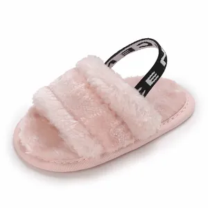 Détail de sandales en peluche rose pour bébé fille avec bride élastique pour l'été.