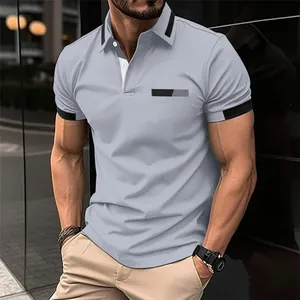Detail eines grauen Herren-Poloshirts mit Umlegekragen und dekorativer Fake-Tasche