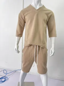 Detailansicht beige Jacquard-Freizeitset für Herren mit V-Ausschnitt und Shorts.