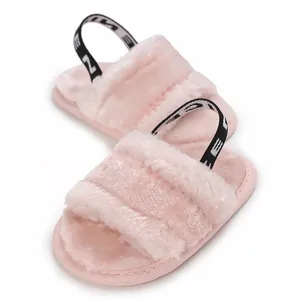Détail de sandales roses en peluche pour bébé fille de 0 à 1 an avec sangle