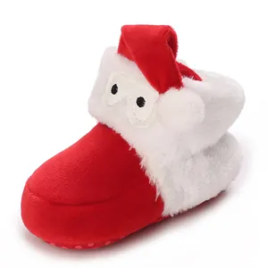 Detail eines plüschigen Baby-Lernlaufschuhs im Weihnachtsmann-Design mit weicher Sohle