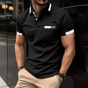 Detailansicht eines schwarzen Slim-Fit-Poloshirts für Herren mit weißem Besatz und Tasche.