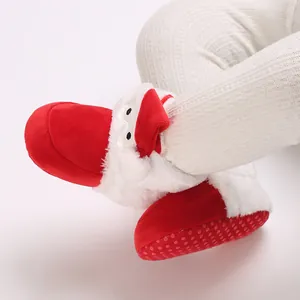 Nahaufnahme süßer roter Baby-Lauflernschuhe aus Plüsch mit rutschfester Sohle und Cartoon-Design
