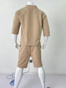 Rückansicht eines beigen Herren-Sets aus Jacquard-T-Shirt und Shorts auf Mannequin