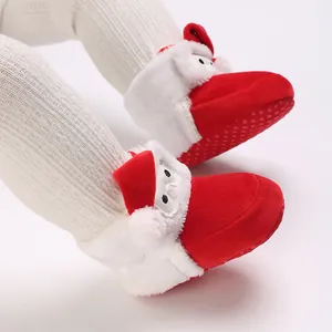 Detailansicht weihnachtlicher Baby-Winterschuhe aus Plüsch mit rutschfester Noppensohle