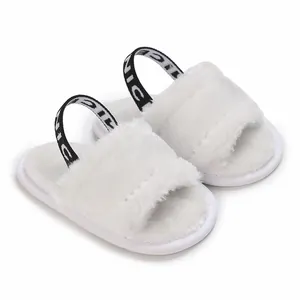 Vue détaillée des sandales blanches en fourrure pour bébé avec bride élastique