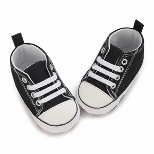Detaillierte Draufsicht auf klassische schwarz-weiße Baby-Lauflernschuhe aus Segeltuch