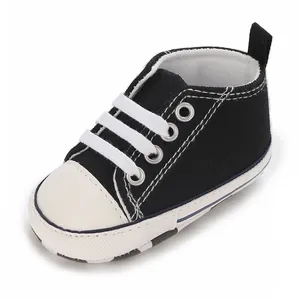 Detailansicht schwarzer Baby-Lauflernschuh aus Segeltuch mit weicher flexibler Sohle