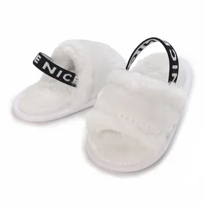 Détail de sandales bébé en fausse fourrure blanche avec bride arrière élastique NICE