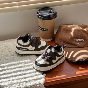 Zapatillas clásicas marrones y blancas para niños pequeños con velcro y suela blanda