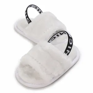 Zoom sur les sandales en peluche blanches pour bébé fille avec sangle élastique