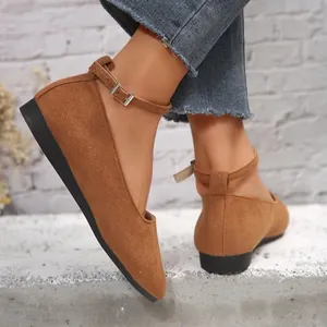 Bequeme braune flache Wildlederschuhe für Damen mit einem schicken Knöchelriemen.