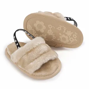 Vue détaillée de sandales en fourrure beige pour bébé fille avec bride élastique.