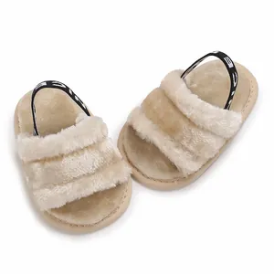 Vue détaillée des sandales en peluche pour bébé avec fausse fourrure et bride élastique