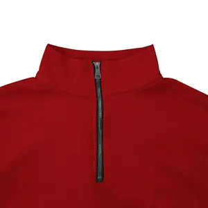 Dettaglio di una felpa casual rossa da uomo con colletto rialzato e cerniera lampo