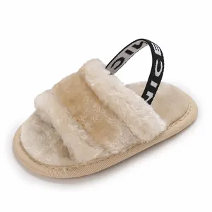 Détail de sandales bébé en fausse fourrure beige avec bride arrière 'NICE'